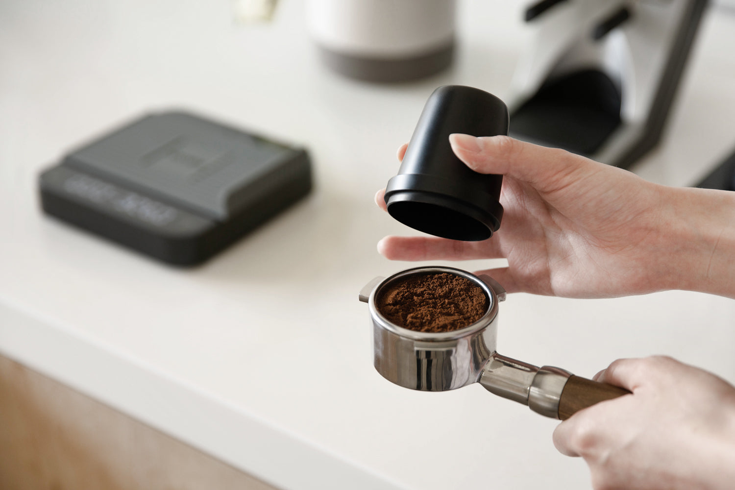 acaia-accessories-53mm-portafilter-dosing-cup-dosierbecher-wei image 4
